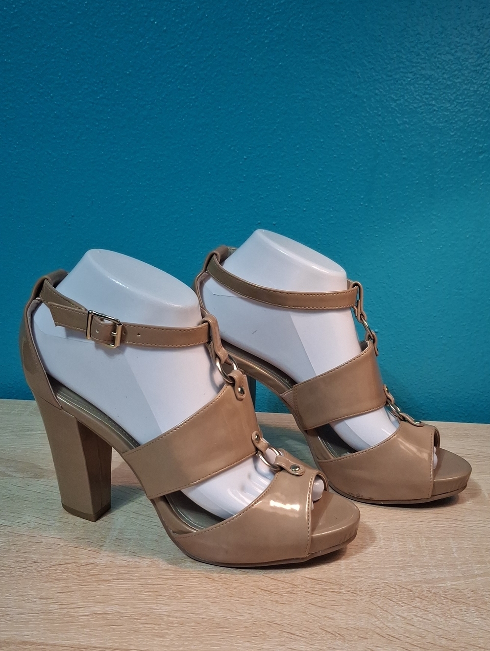 Kenneth Cole Reaction Daze Shock Beige T-Strap Block Heel Sandals